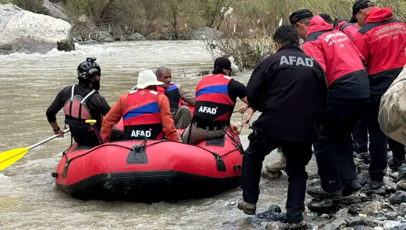 Zap Suyu Kenarında Mahsur Kalan 4 Kişi Kurtarıldı: Dram Verici Anlar