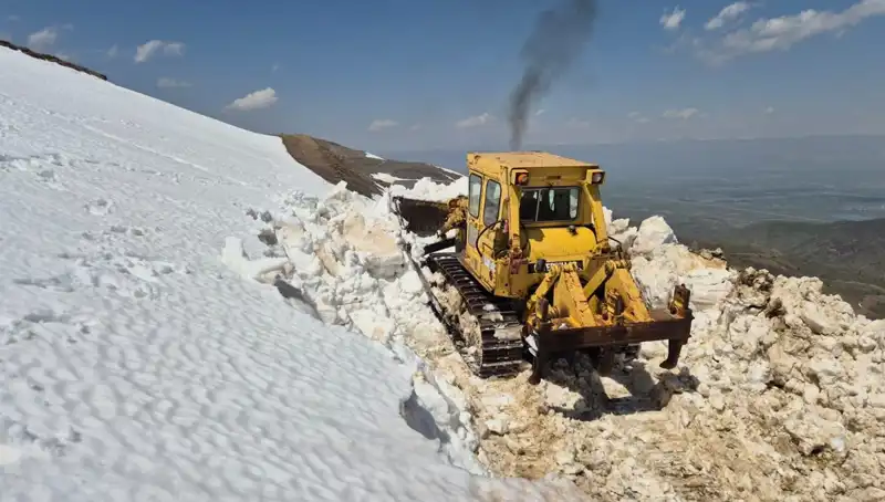 Nisan Ayında 2 Metreyi Bulan Kar: Yol Açma Çalışmaları Başladı