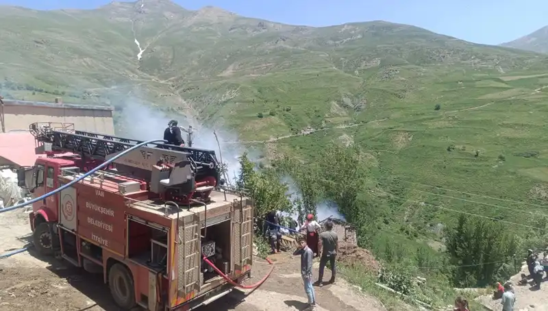 Van'da Ev Yangını: Küçük Bir Çocuk Hayatını Kaybetti