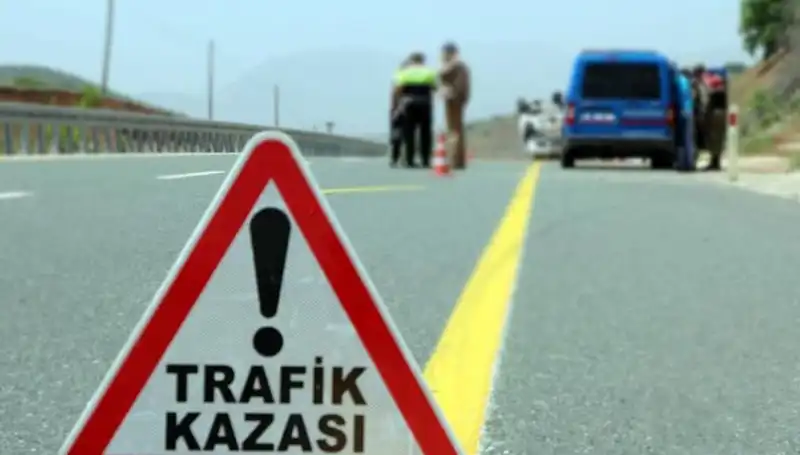 Otomobil ile Hafif Ticari Araç Çarpıştı: Korkunç Kazada 6 Kişi Hayatını Kaybetti