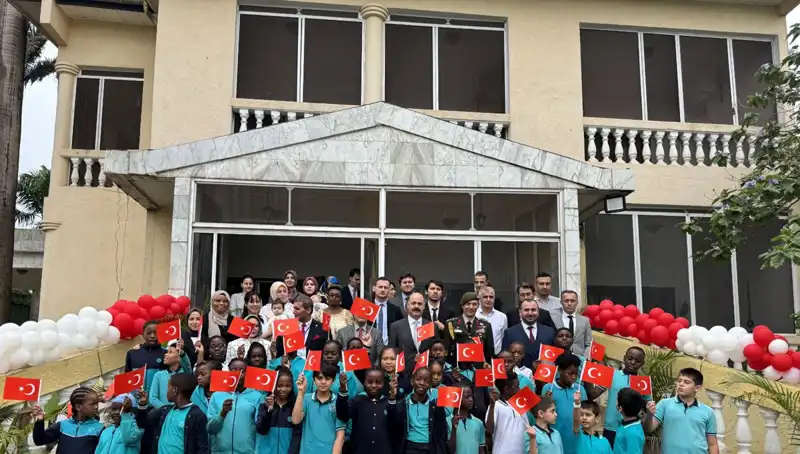 Kamerun'da Çocuk Bayramı Coşkusu: Ulusal Egemenlik Kutlamaları Göz Kamaştırdı