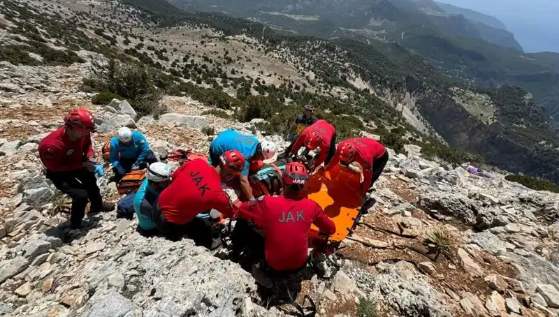 Fethiye'de Paraşüt Faciası: Kayalıklara Düşen İki Yaşamını Yitirdi