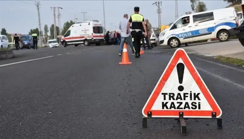 Antalya'da Otomobil Kanala Devrildi: İki Yaralı, Kazanın Sebebi Ne?