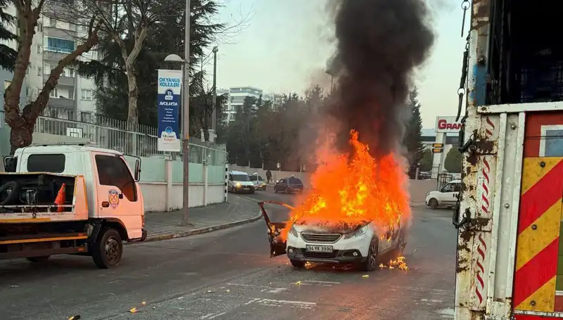 Korku Dolu Anlar: Alev Topuna Dönen Araç, Sıradan Bir Trafik Gününü Kararttı