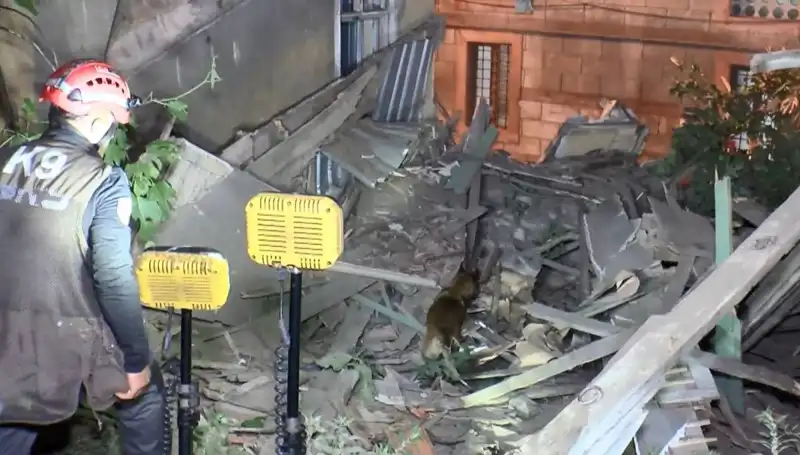 İstanbul'da Deprem Sonrası Hasar Alan Bina Çöktü, Yaralılar Var