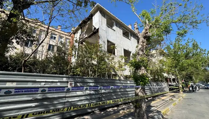 Bakırköy'de Metruk Bina Deprem Sonrası Kısmen Çöktü: Olayın Detayları Neler?