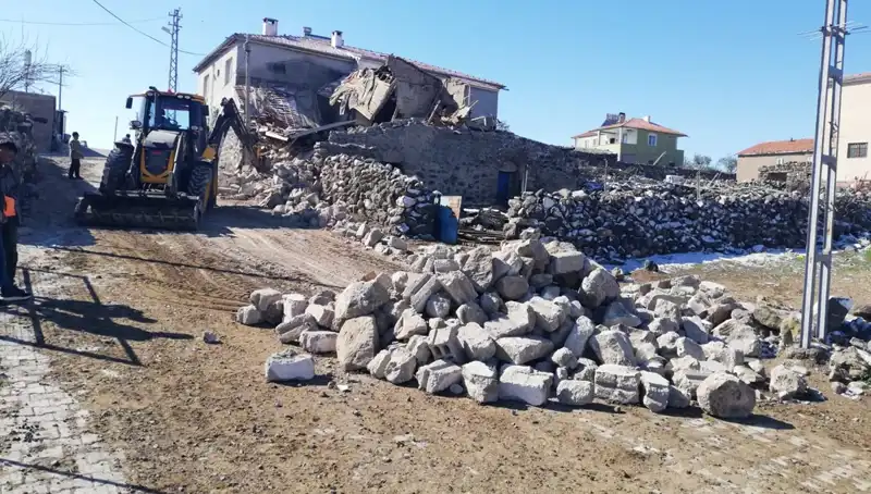 Kayseri'de Ahır Çökmesi: 35 Hayvan Telefon Fırtınası