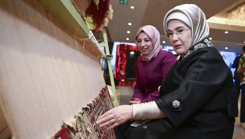 Emine Erdoğan’ın İlmek Attığı Halı, Depremzede Kadınlar İçin Açık Artırmada Satıldı