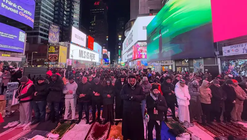 New York Times Meydanı’nda Teravih Namazı İçin Buluşan İslam Toplumu