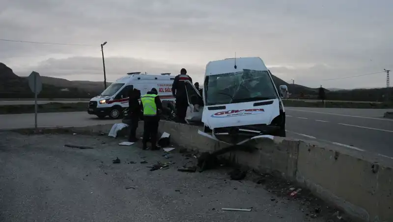 İşçi Servisi İstinat Duvarına Çarptı: Olayda Yaralılar Var!