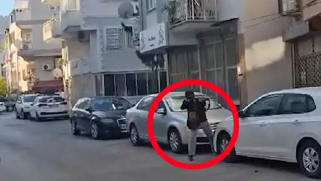 İzmir'de Gerilim Dolu Anlar: Saldırganla Çatışma Anları Kameralara Yansıdı