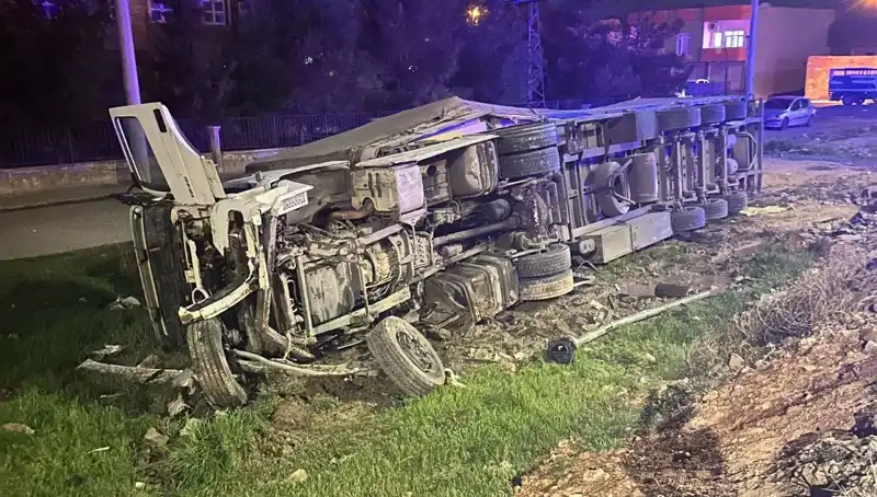 TIR Devrildi, 6 Kişi Yaralandı: Olay Yerindeki Korku Dolu Anlar