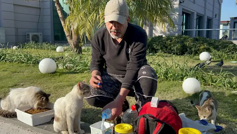 59 Yaşındaki Adam, Günde 8 Kilometre Yürüyerek Takdir Topluyor