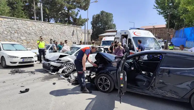 Bitlis'te Trafik Kazası: 10 Yaralı, Acil Durum Ekipleri Olay Yerinde