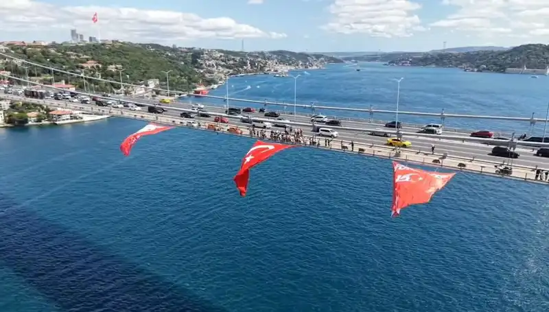 Türkiye'nin Göğsünü Kabartan An: Dev Türk Bayrağı Köprüye Asıldı