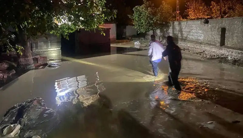 20 Dakikalık Aşırı Yağış Sonrası Sel Felaketi: Evler Tehdit Altında!