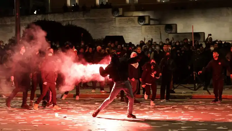 Yunanistan'da Hükümete Gensoru: Atina Sokaklarında Protestolar Sel Gibi