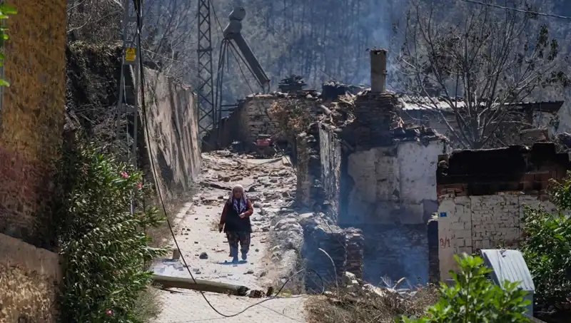 İzmir ve Bilecik’te Art Arda Gelen Yangınlar, 415 Bina Küle Döndü