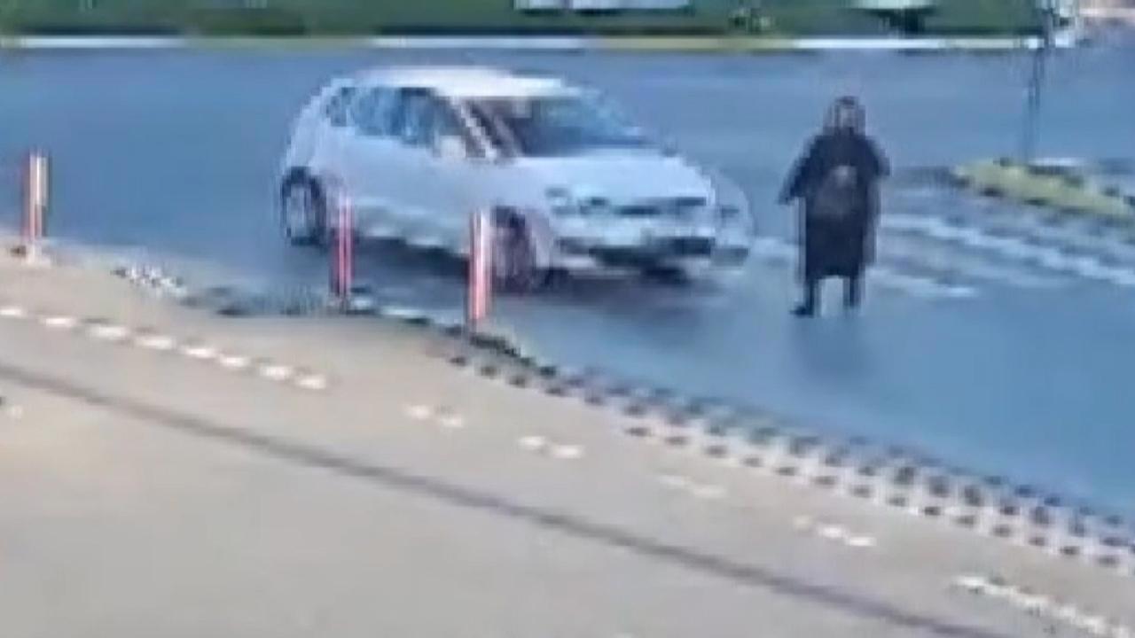İki Kaza Arasında Kaldı: Araba Çarptı, Yardım Beklerken İkinci Kazayı Geçirdi