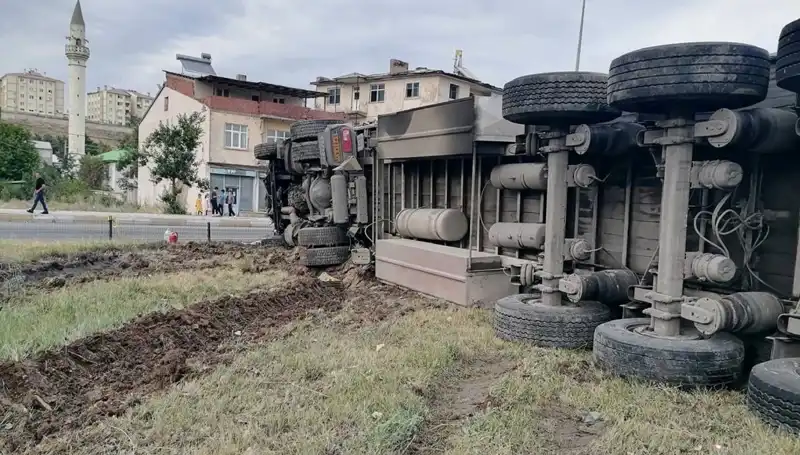 Erzurum'da Freni Boşalan TIR Feci Kazaya Sebep Oldu