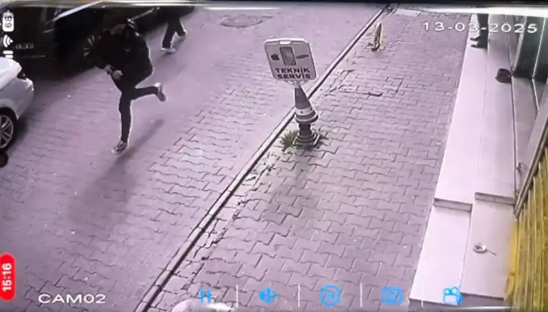 İstanbul'da Silahlı Saldırı: Bacağına Kurşun Isabet Eden Genç Kanlar İçinde Kaldı