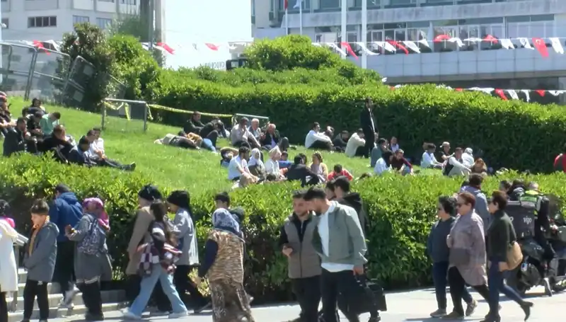 Taksim'de Deprem Yoğunluğu Artıyor: Halk İyimser Ama Dikkatli