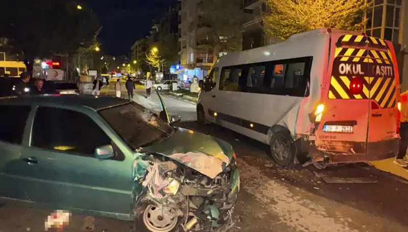 Otomobil Servis Minibüsüne Çarptı: Feci Kaza, 6 Yaralı!