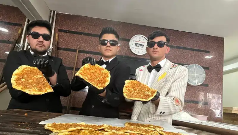 Takım Elbiseli Fırıncılar Gösteri Yaptı: Şaşkınlık ve Kutlama Bir Arada!