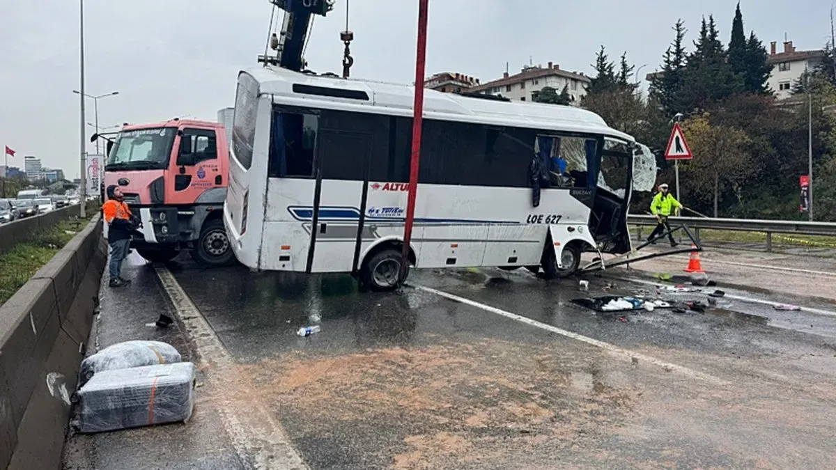 Maltepe’de Minibüs Devrildi: 1 Kişi Hayatını Kaybetti, 7 Yaralı