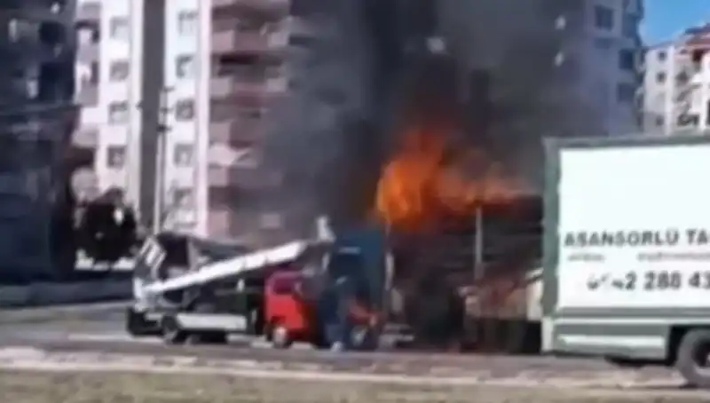 Alev Alev Yanan TIR, Dumanları Yakınlardan Gökyüzüne Yükseldi!