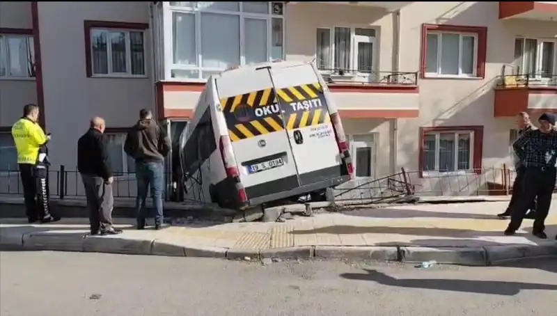 Okul Servisi Acil Durum Yaratıp Balkona Girdi: İki Öğrenci Yaralı