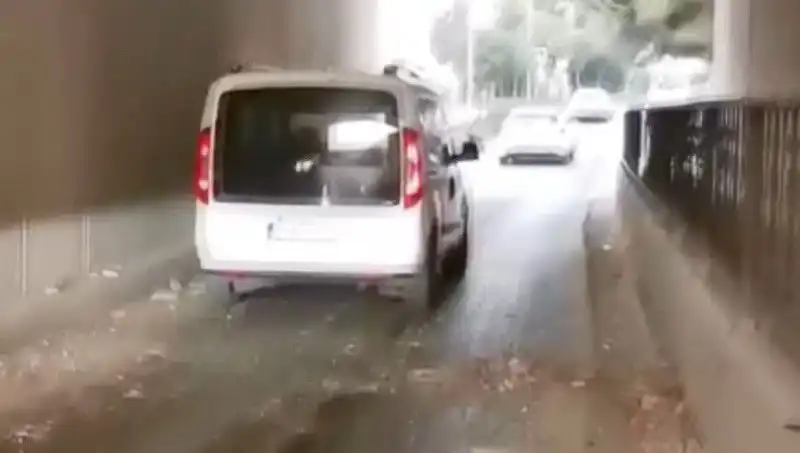 Trafikte Yaşanan Korkunç Kazalar: Beton Parçaları Araçların Üzerine Düştü