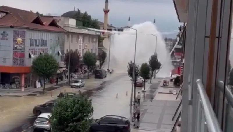 İçme Suyu Hattında Patlama: Şehirde Su Fışkırdı ve Hayatı Olumsuz Etkiledi