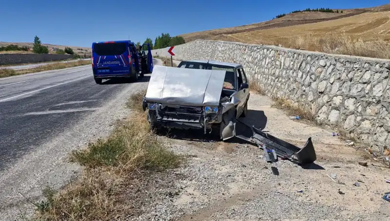 Kontrolden Çıkan Otomobil Duvara Çarptı: İki Yaralı, Şok Edici Görüntüler