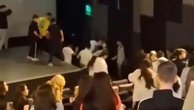 Rapçi Çakal'ın Konserinde Hayranlar Arasında Büyük Kavga Çıktı