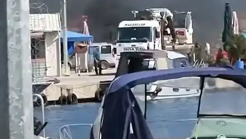 Tuzla Balıkçı Barınağında Korkutan Lastik Yangını: Olay Anında Neler Yaşandı?
