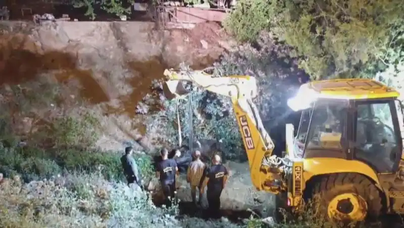 Hatay'da İneğe Kurtarma Operasyonu: İlk Kez Görülen Bu Olay Gözleri Yaşarttı