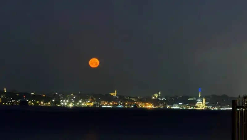 İstanbul'da "Çilek Dolunayı": Göz Alıcı Manzaralar ve Renkli Etkinlikler