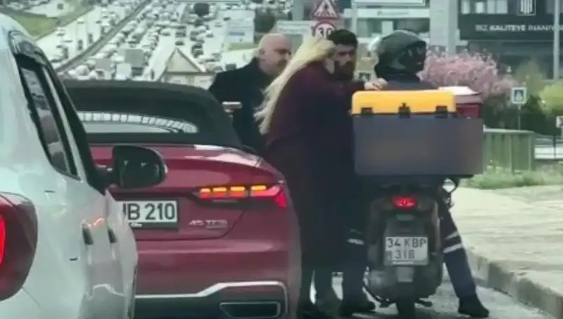 D-100'de Korku Dolu Anlar: Motokuryeye Silah Çeken Kişi Suçüstü Yakalandı