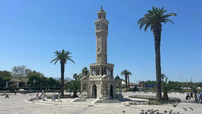 İzmir'de Sıcaklık Rekor Kırıyor: Meydanlar Boş Kalıyor!