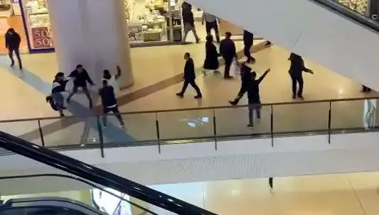 İstanbul'da Alışveriş Merkezi İçinde Gergin Anlar: Kavga Çıktı!