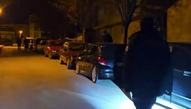 Park Halindeki Araçlara Cevapsız Vurdukları Darbelerle Kaçtılar