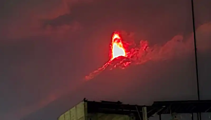 Fuego Yanardağı'ndan Patlama: 30 Bin Kişi Tahliye Edilmek Üzere Hazır