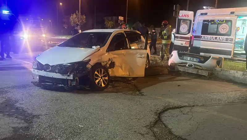 Pikap ve Otomobil Çarpıştı: Kazada Hayatını Kaybedenler Var