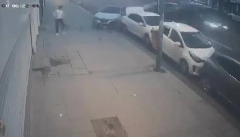 Direksiyon Hakimiyetini Kaybeden Sürücü Park Halindeki Araçları Mahvetti!