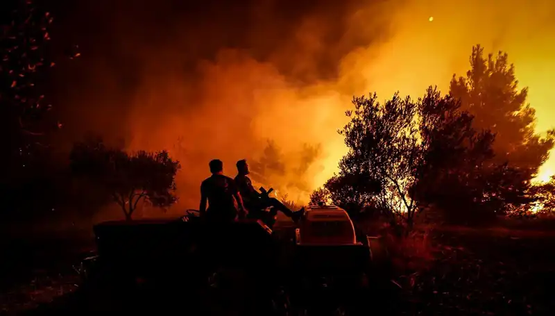 Çanakkale’de Orman Yangını Büyüyor: 785 Kişi Güvenliğe Tahliye Edildi