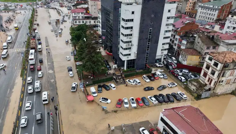 Trabzon'da Sel Felaketi: Kayıp Kişi İçin Arama Kurtarma Çalışmaları Sürüyor
