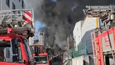 Tuzla'da Fabrika Yangını: Ekipler Kontrol Altında Tutuyor