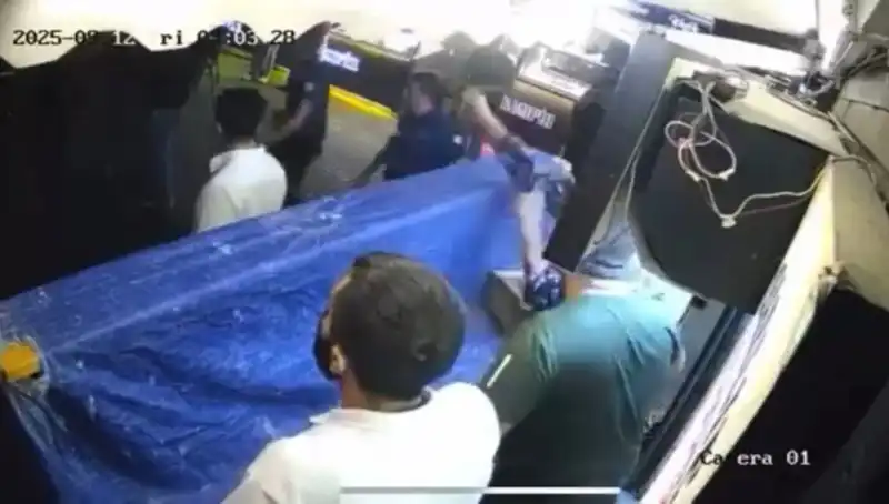Ortaköy'de Gergin Gece: Tekme Tokat Sokak Kavgası!