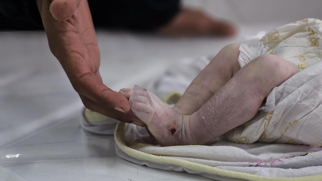 Gazze'de Soğuktan Ölen Çocukları kurtarmak için Aileler Nöbet Tutuyor